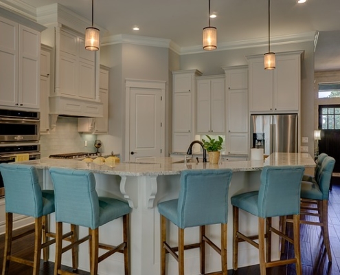 matching ahrdwood floors to the kitchen cabinets