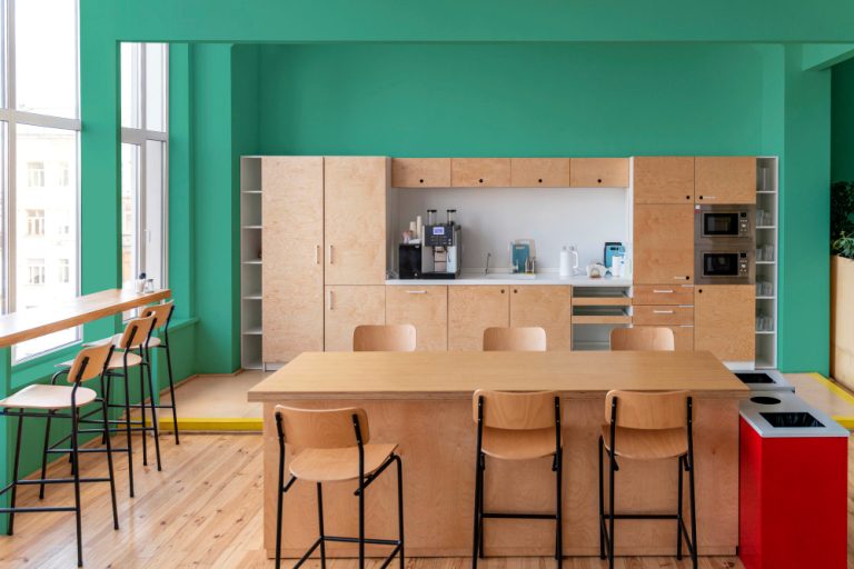 5 Best Cabinet Colors for Small Kitchens That Look Bigger